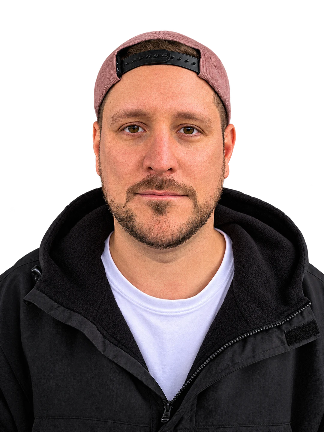Adrian Richter, Designer aus Schleswig, mit Cap und schwarzer Jacke
